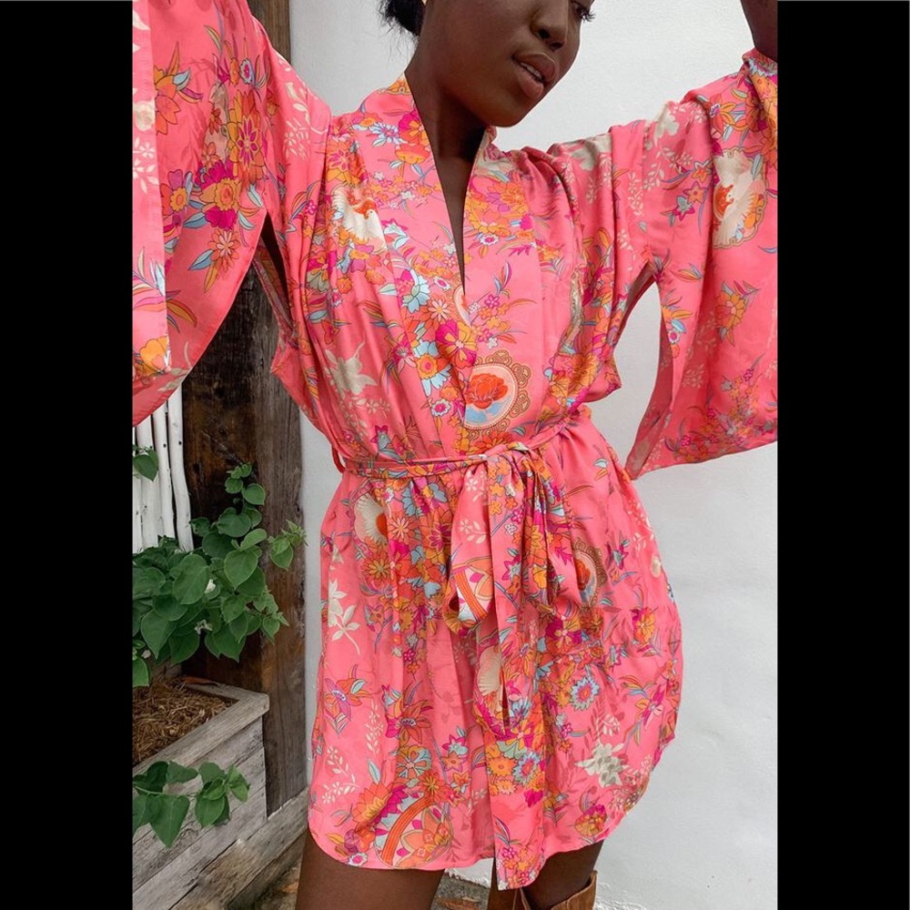 Leo Short Robe - Picture 2 of 9